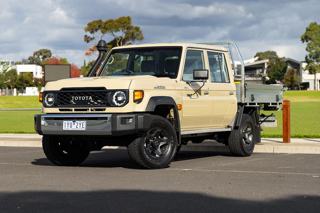 79 Series Dual Cab Anchor Bar